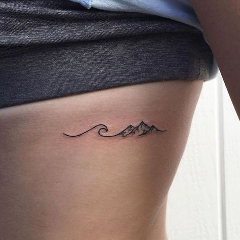 Berg Tattoo, Wellen Tattoo, Handwriting Tattoos, Mountain Tattoo Simple, Tattoo Diy, Tatuagem Masculina Pequena, Sister Tattoo, Wave Tattoo, Shape Tattoo