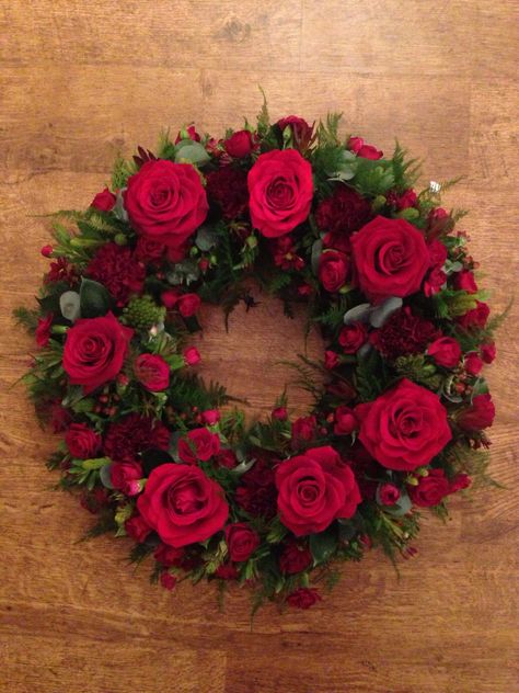 Red Flower Wreath, Advent Wreaths, Navidad Natural, Urn Arrangements, Red Rose Wreath, Beautiful Red Roses, Rose Wreath, Summer Wreath, Flower Wreath