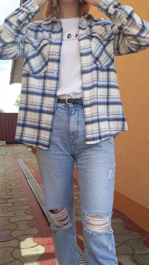 Blue And White Plaid Shirt Outfit, Blue Check Shirt Outfit Women, Light Blue Flannel Outfit, Blue And White Flannel Outfit, Ripped Denim Jeans Outfits, Blue Flannel Outfit Women, Blue Flannel Outfits, Check Shirt Outfit Women, Flannel Outfit Women