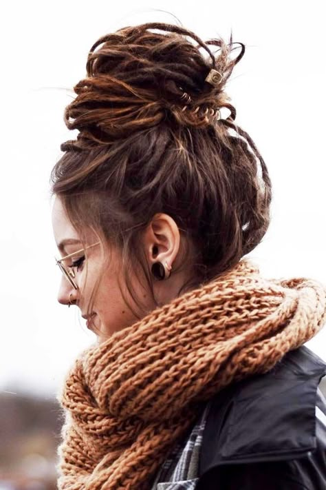 Dreadlocks Today: Hairstyles For Creative Ones | LoveHairStyles.com Man Dreadlocks, Stile Hippie Chic, Dread Bun, Shakira Hair, Brown Dreadlocks, Partial Dreads, Rasta Hair, Side Braid Hairstyles, Beautiful Dreadlocks