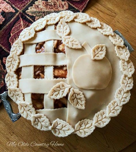 Apple Pie Crust Designs, Lattice Pie Crust Designs, Apple Pie Designs, Savory Hand Pies Recipes, Pie Crust Leaves, Braided Pie Crust, Dinner Pie, Creative Pie Crust, Pretty Pie Crust