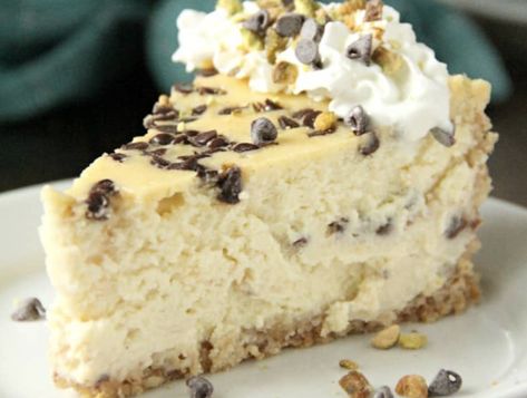 Canoli Cheesecake, Cannoli Cheesecake, Cannoli Cake, Cheesecake Desserts, Italian Desserts, Cannoli, Mini Chocolate Chips, Sweets Desserts, Sweets Treats