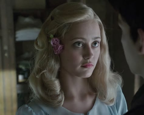 Miss Peregrines Home For Peculiar Emma, Emma Bloom Icon, Emma Miss Peregrine, Ella Purnell Miss Peregrine, Emma Bloom, Miss Peregrine's Peculiar Children, Ella Purnell, Tim Burton Characters, Peregrine's Home For Peculiars