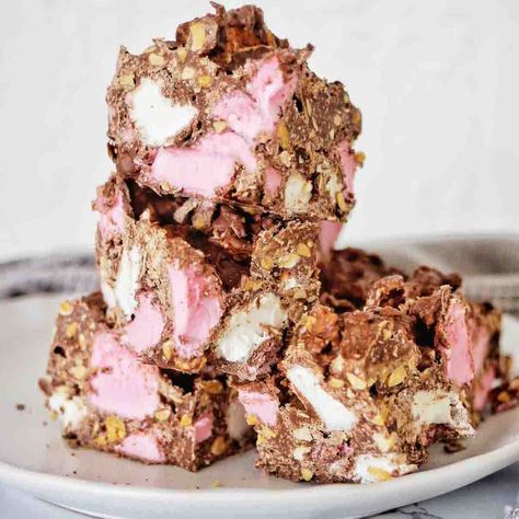 This 4 ingredient rocky road is a quick and easy recipe. With simple ingredients we melt and mix to make this much loved chocolate treat. Ricky Road, Best Rocky Road Recipe, Easy Rocky Road Recipe, Easy Rocky Road, Rocky Road Recipe, Recipe Tin, 4 Ingredient, Rocky Road, Morning Tea