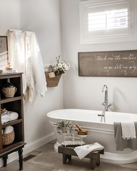 Rub a dub dub, Friday night and a gorgeous bathtub! What a fabulous oasis for a restful, relaxed end to the week. We Spy our ANTIQUE INSPIRED COUNTERTOP SCALE in this beautiful bathroom too! It's not just for kitchens! Master Bath Tub Ideas, Bathtub Surround Ideas, Lake House Bathroom Ideas, Farmhouse Tub, Tub Decorating Ideas, Luxurious Bathtubs, Lake House Bathroom, Standing Tub, Stand Alone Tub