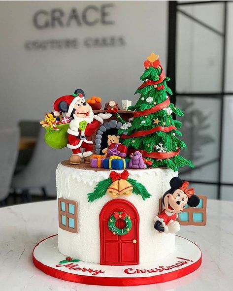 Best Disney Cakes Ever on Instagram: “Can we still dream of a house full of people this Christmas? 🎄 🎅🏻 🎁 Theme: Disney Christmas Artist: @gracecouturecakes From: 🇷🇴 #disney…” Christmas Desserts For Kids, Baby Mickey Cake, Christmas Desserts Kids, Desserts For Kids, Favorite Christmas Desserts, Santa Mickey, Santa Cake, Holiday Desserts Christmas, Christmas Themed Cake