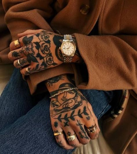 Traditional Tattoo Arm, Tattoo Main, Traditional Hand Tattoo, Torso Tattoos, Finger Tats, Hand And Finger Tattoos, Hand Tats, Traditional Tattoo Sleeve, Hand Tattoos For Guys