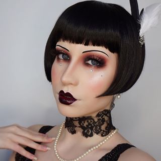 ✨GATSBY✨by @abbyrobertsartistry   In continued celebration of MEHRON’s 90th Anniversary, this 1920s makeup is everything!! Thank you Abby for bringing us back to where it all started....  ・・・  *full product details in original post  BROWS  @mehronmakeup Black Paradise Makeup AQ paint    WIG  @annabelles_wigs brooks #mehronmakeup #paradisemakeupaq #undiscovered_muas #bbdaretoshare #hudabeauty #flapper#1920s #20smakeup #houseofmehron1927 #90yearsofmehron Cool Halloween Costume Ideas, 1920s Inspired Makeup, Era Makeup, 1920’s Makeup, 1920 Makeup, 1920s Makeup Tutorial, Flapper Makeup, 20s Makeup, Maquillage Goth