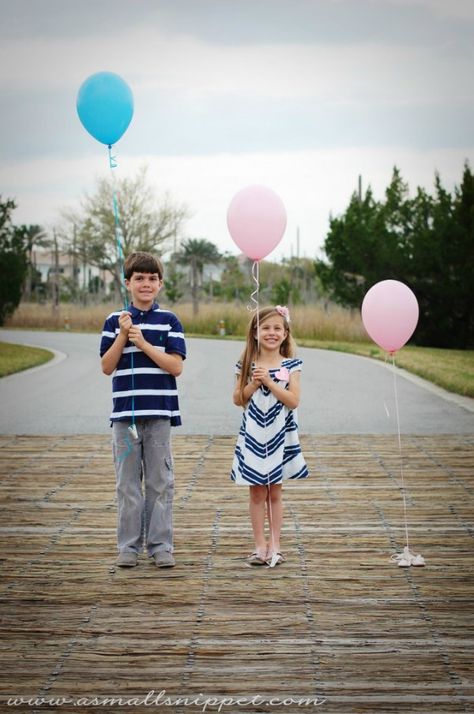 9 classy gender reveal photo ideas — The Organized Mom Life Gender Reveal Picture Ideas With Sibling, Sibling Gender Reveal, Baby Announcement Winter, Gender Reveal Photo Shoot, Gender Reveal Pictures, Gender Reveal Photography, Gender Reveal Photos, Boy Photo Shoot, Baby Photoshoot Boy