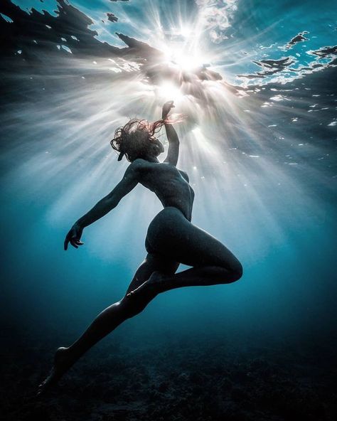 Model Underwater Photo Shoot, Floating Underwater Pose, Water Shoot Model, Person Reaching Out Drawing Reference, Siren Magic, Underwater Photography Women, Body In Water, Underwater Ballet, Underwater People