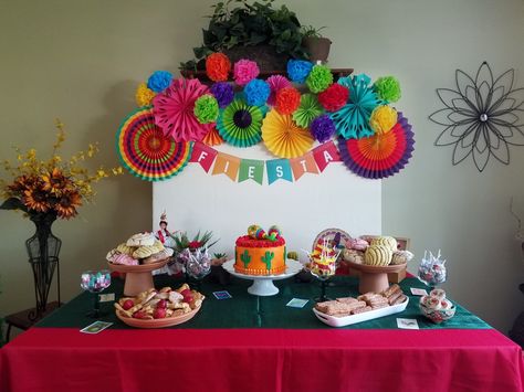 Fiesta dessert table Mexican Cake Table Ideas, Fiesta Desert Table, Dessert Table Mexican Theme, Dessert Table Mexican, Fiesta Cake Table, Mexican Fiesta Dessert Table, Fiesta Theme Dessert Table, Fiesta Table Skrit, Party Cake Table