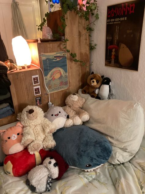 Room With Plushies Aesthetic, Dorm Room Stuffed Animals, Plushies Bedroom Aesthetic, Bed Plushies Aesthetic, Bed With Plushies Aesthetic, Plushie Collection Aesthetic, Plushie Bedroom Aesthetic, Bedroom With Plushies, Ikea Plushies Aesthetic