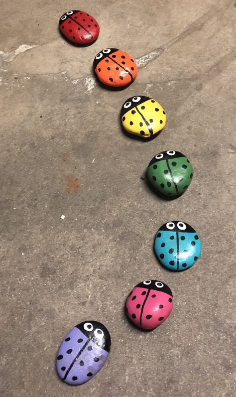 Simple Stone Painting, Rock Painting Ladybug, Ideas Con Piedras, Simple Rock Painting Ideas For Beginners, Rock Painting Ideas For Garden, Small Rock Painting Ideas, Simple Rock Painting Ideas, Simple Rock Painting, Bug Rock Painting Ideas