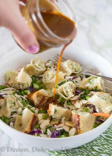 Potsticker Salad, Asian Peanut Dressing, Asian Chopped Salad, Peanut Dressing, Diner Recept, Salad Wraps, Salad Toppings, Easy Healthy Dinner Recipes, Main Dish Salads