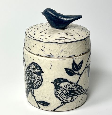 Pottery Jar Ideas, Pottery Box Ideas, Lidded Vessels Ceramic Pottery, Ceramic Boxes With Lid, Ceramic Lidded Jars, Ceramic Jars With Lids, Lidded Jars Pottery, Lidded Ceramics, Bird Pottery