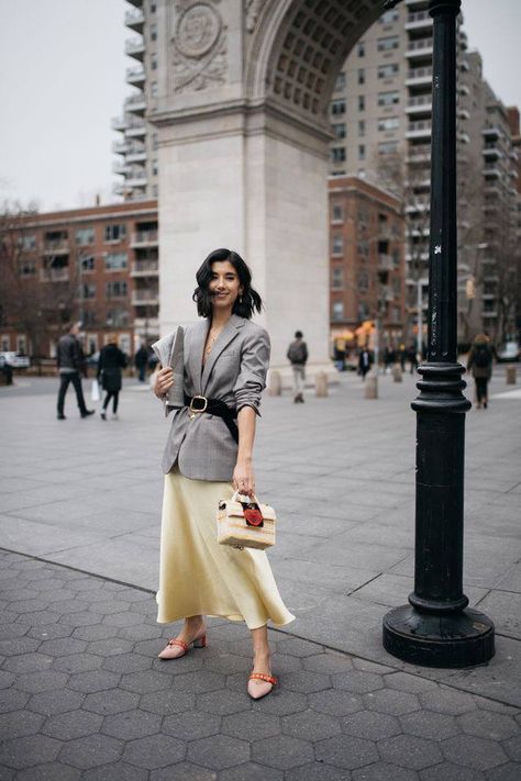 Autum Outfit, Skirts Design, Silk Slip Skirt, Outfit Beige, This Time Tomorrow, Skirt Sweater, Silk Clothing, Rose Skirt, Beige Skirt