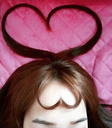 Kendall Jenner's heart hair selfie may have inspired imitators on Instagram, but it turns out that bang "heart hair" isn't a new trend. In fact, South Korean women have been rocking a more extreme version of this bangs look for over a year. Heart Hair Aesthetic, Hair Heart Aesthetic, Heart Bangs Hair, Kendall Jenner Heart Hair, Heart Shaped Bangs, Heart Bangs, Bangs Korean, Heart Hairstyle, Frosted Tips