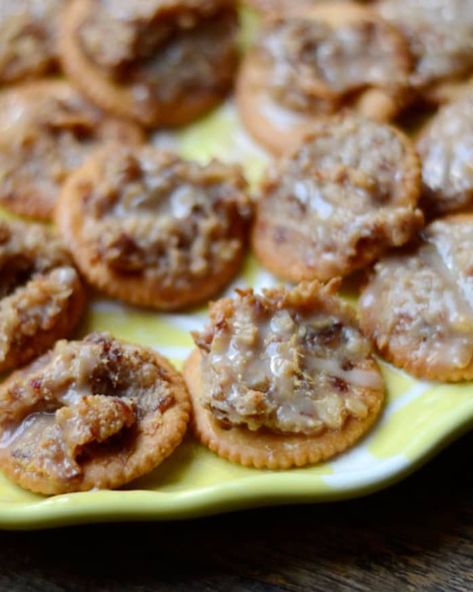 They Ritz Cracker Cookies, Ritz Cracker Dessert, Cracker Treats, Cracker Dessert, Ritz Cracker Recipes, Date Cookies, Ritz Cracker, Popular Cookies, Cracker Cookies