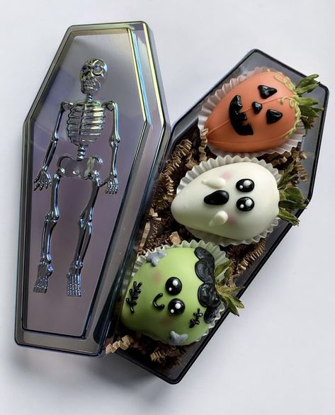 Spooky Arrangements, Halloween Chocolate Covered Strawberries, Strawberry Halloween, Coffin Treats, Halloween Themed Desserts, Business Manifestation, Treat Maker, Postres Halloween, Mickey Halloween Party