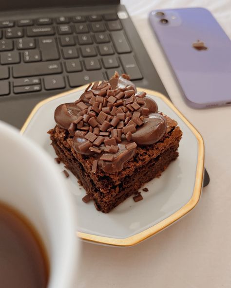 aquele docinho pra ajudar nas forças criativas 🤓 esse brownie é do café @caramelbrownieria que fica aqui do ladinho de casa, ambiente instagramavel, tudo artesanal e fresquinho. experimente o brownie com cobertura de limão siciliano ou de oreo e me agradeça depois 🤝🏻 Banana Bread, Oreo, Brownies, Donuts, Cafe, Bread, Packaging, Social Media, Marketing