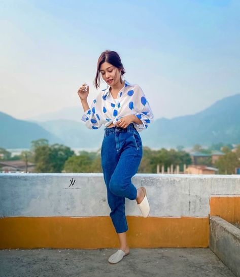 Riza Afreen, Arishfa Khan, Sisters Photoshoot Poses, Handsome Celebrities, Teen Celebrities, Stylish Photo Pose, Standing Poses, Photo Pose Style, Fashion Photography Poses