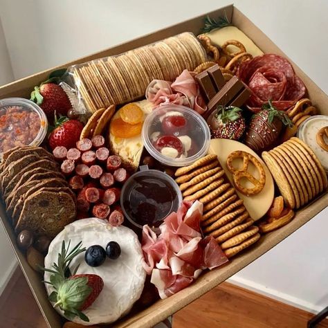 Grazing Platter Box Ideas, Savoury Grazing Board, Large Charcuterie Box Ideas, Small Graze Board, Grazing Platter Ideas Savoury, Small Graze Table, Grazing Boxes Ideas, Simple Grazing Platter Ideas, Dessert Grazing Platter