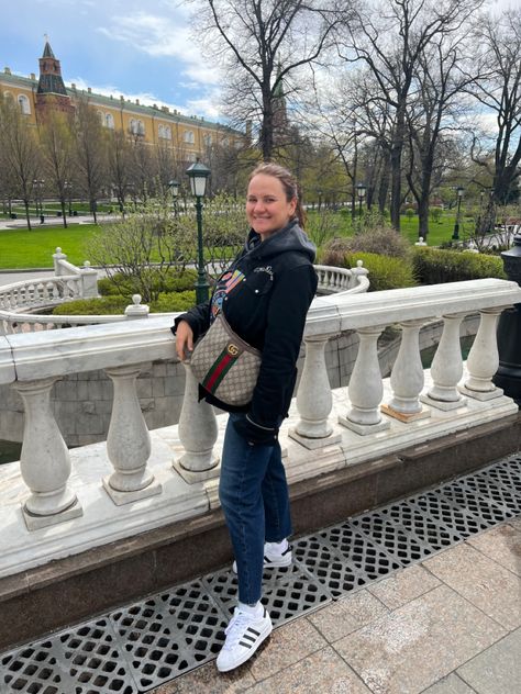 Adidas original superstar outfit, dark blue jeans, black shirt, gucci ophidia bag Gucci Ophidia Bag Outfit, Gucci Ophidia Bag, Superstar Outfit, Outfit Dark, Bag Outfit, Gucci Ophidia, Adidas Original, Longchamp Le Pliage Backpack, Dark Blue Jeans