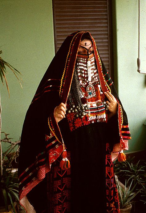 Bedouin woman in Egypt Egyptian Wedding Dress, Bedouin Woman, Sinai Egypt, Egyptian Wedding, Africa Dress, Folk Dresses, We Are The World, Traditional Fashion, Folk Costume