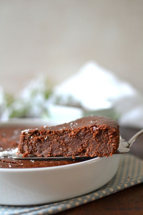 Je crois bien que j'ai trouvé LA recette de gâteau au chocolat 100% végétal qui me fait fondre de plaisir, rien que ça ! Après avoir tatonné 2 ou 3 fois, j'ai enfin trouvé, pour chaque ingrédient de la recette, les quantités idéales qui permettent d'obtenir... Patisserie Vegan, Vegetable Cake, Vegan Cake, Vegan Sweets, Vegan Cooking, Food Cakes, Chocolate Cake Recipe, Sweets Desserts, Free Desserts