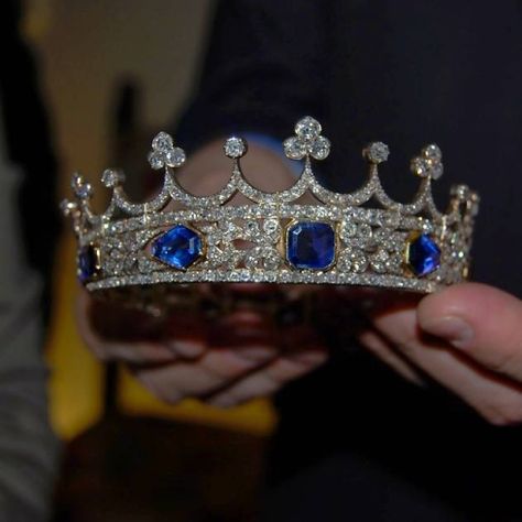 British Crown Jewels, Royal Crown Jewels, Royal Crowns, Royal Tiaras, Diamond Tiara, Diamond Crown, Seni 3d, Blue Stones, Tiffany Jewelry