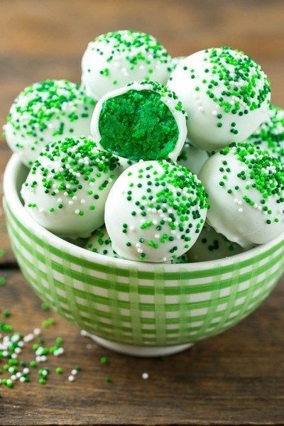 Easy St. Patrick’s Day Food Ideas and Healthy Appetizers for Party Irish Potato Bites, Potato Bites Recipe, St Patricks Food, Irish Cake, St Patrick Day Snacks, Irish Desserts, St Patrick Day Treats, Green Desserts, Cake Ball