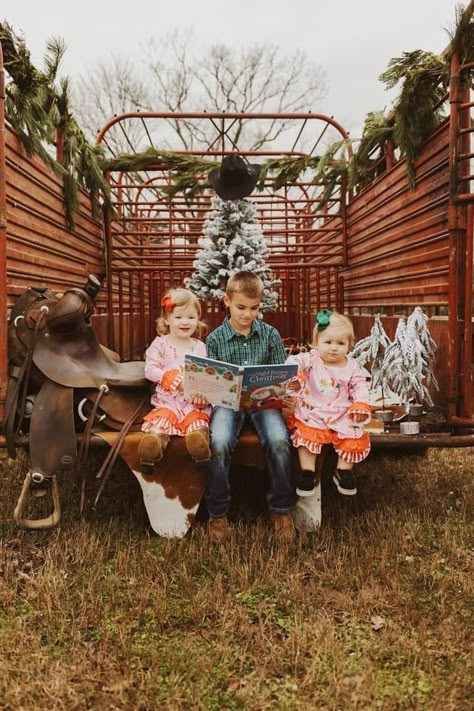 Cowboy Christmas Mini Session, Cow Trailer Christmas Pictures, Western Christmas Photoshoot Family, Horse Christmas Pictures Families, Livestock Trailer Photoshoot, Highland Cow Christmas Photoshoot, Western Christmas Mini Session, Christmas Western Photoshoot, Christmas Pony Photoshoot