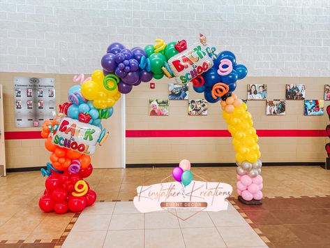 Back To School Ballon Decor, Back To School Back Drop Ideas, School Spirit Balloon Garland, Preschool Back To School Photo Backdrop, Pto Back To School Decorations, Kinder Graduation Balloon Arch, Kindergarten Balloon Arch, Welcome Back School Decorations, First Day Of School Balloon Garland