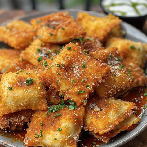 How to Make the Perfect Crispy Toasted Ravioli - Charm Recipes Crispy Ravioli Appetizer, Ravioli Appetizers, Crispy Ravioli, Toasted Ravioli, Italian Breadcrumbs, Ravioli Recipe, Cheese Ravioli, Appetizers Easy Finger Food, Recipe Images