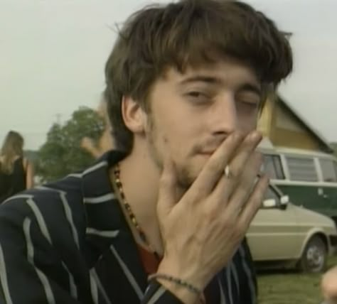 Graham Coxon 90s Gif, Graham Blur, Graham Coxon 90s, Guitar Guy, Graham Coxon, Michael Cera, Standing Ovation, Damon Albarn, The Great Escape