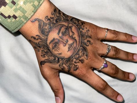 Sun And Moon Tattoo On Hand, Half Hand Tattoo, Sun And Moon Hand Tattoo, Sun Hand Tattoo, Moon Hand Tattoo, Hand Tatto, Hands Tattoo, Funky Tattoos, Cute Tats