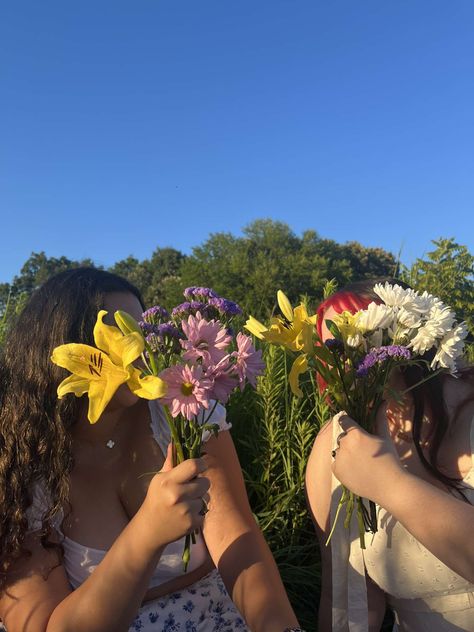 Birthday Flower Photoshoot, Midsommar Photoshoot, Person With Flowers, 90s Poses, Picnic Photoshoot Friends, Flower Poses, Picnic Poses, Recreate Photos, Picnic Pictures