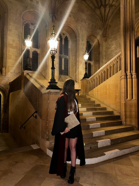 Going To Hogwarts Aesthetic, Harry Potter Fan Aesthetic, Harry Potter Girl Aesthetic, Harry Potter Aesthetic Outfits Gryffindor, Hogwarts Outfit Ideas, Hogwarts Girl Aesthetic, Oxford Student Aesthetic, Hogwarts Photoshoot, Hogwarts Student Aesthetic