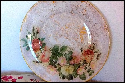 How to decoupage plates. - DIY crafts Diy Decoupage Plates, Eggshell Mosaic, Decoupage Plates, Decoupage Jars, Egg Shell Art, Decoupage Tutorial, Decoupage Glass, Napkin Decoupage, Decoupage Diy