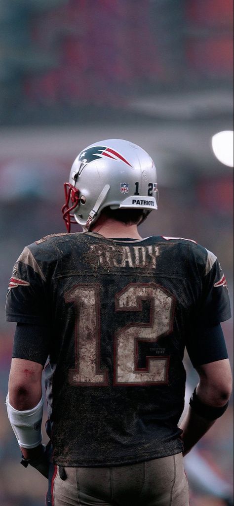 Tom Brady Wallpaper New England Patriots, Tom Brady Patriots Wallpaper, Tom Brady Aesthetic, Quarterback Wallpaper, Futbol Americano Aesthetic, Nfl Players Aesthetic, Nfl Wallpaper Aesthetic, Deportes Aesthetic, Aesthetic Football Wallpaper