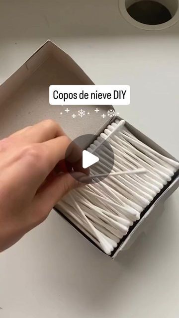 Navidad☃️|Decoración🎄|Adornos 🎅 on Instagram: "❄️ ¡Decora con copos de nieve DIY! 🌟  ¿Te encanta hacer tus propias decoraciones navideñas? Aprende a crear copos de nieve únicos usando copitos para los oídos. 🎨✨  Nuestro curso de decoración navideña te enseña más de 24 proyectos, con moldes fáciles de seguir.   ¡Haz que tu hogar brille con tus creaciones personalizadas!  ¡Únete a nuestro grupo de WhatsApp para recibir un Ebook GRATIS donde aprenderas hacer una estrella de navidad? Haz clic en el enlace de mi perfil para ingresar al grupo y empezar a crear magia navideña. 🎄❄️  #DecoracionesNavideñas #DIYNavidad #CoposDeNieveDIY #CursoNavideño #AdornosHechosEnCasa #NavidadCreativa #EbookGratis #HazloTuMismo" Ideas Para Navidad Manualidades Faciles, Diy Natal, Navidad Diy, Navidad Christmas, Christmas, On Instagram