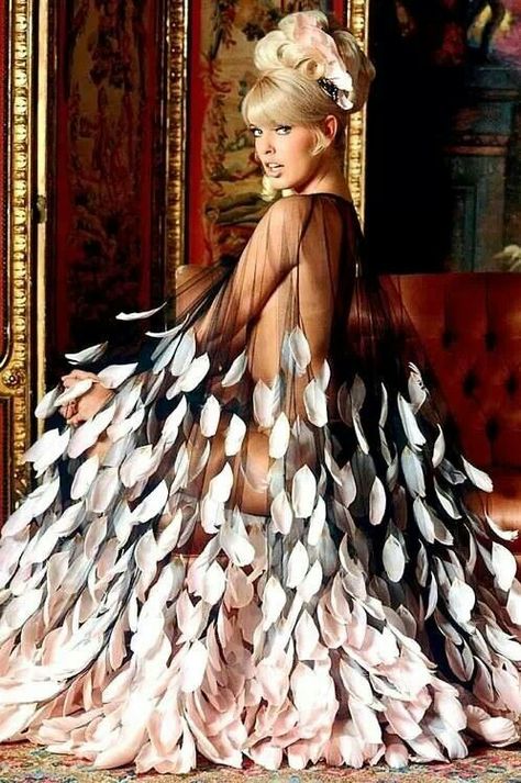 Just beautiful Joey Heatherton, Feather Fashion, Feather Dress, Fantasy Fashion, Mode Vintage, Mode Inspiration, A Dress, Fashion Art, Feathers