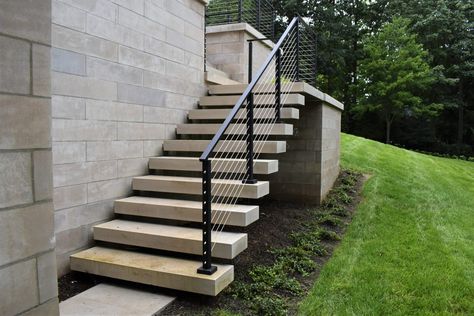 Cantilever Staircase 1 Modern Concrete Stairs Outdoor, Outdoor Stairs To House, Outdoor Staircase Design, Railing Exterior, Exterior Stair Railing, Outdoor Staircase, Outside Stairs, Concrete Exterior, Staircase Outdoor