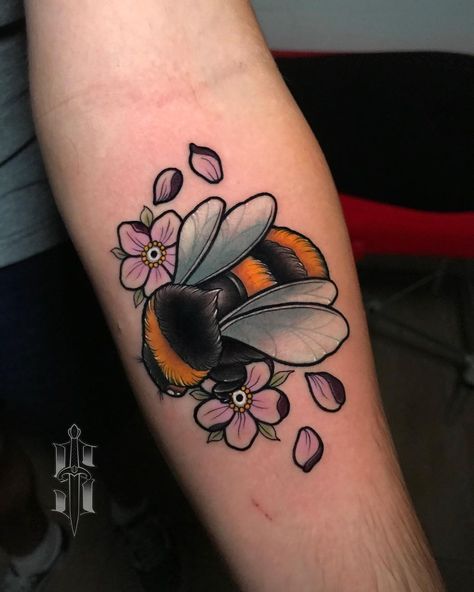 New School Bumble Bee Tattoo, Neo Traditional Bumble Bee Tattoo, Neo Traditional Bee Tattoo, Unique Ankle Tattoos, Rose Tattoo On Ankle, Queen Bee Tattoo, Tattoos Ideas For Women, Cute Ankle Tattoos, Bee Tattoos