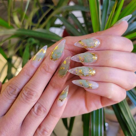 POSH NAIL BAR on Instagram: “Acrylic Jade & Gold Foil set 🤩 . . . . . . . . . . . . #poshnailbarcm #springnails #acrylicnails #stilletonails #jadenails #nailinspiration…” Jade And Gold Nails, Jade Nails With Gold, Foil Nails Acrylic, Jade Nails Acrylic, Jade Nails Designs, Gold Flakes Nails, Gold Foil Nail Designs, Gold Flake Nails, Gold Leaf Nails