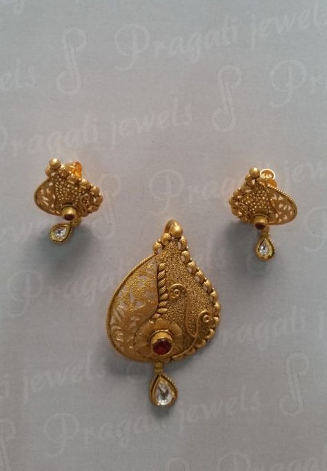 Gold Pandal Set Design, Locket Set Design In Gold, Locket Set Design, Antique Necklace Gold, Jewelry Necklace Simple, Pendant Designs, Bridal Jewelry Vintage, Antique Jewellery Designs, Gold Necklace Indian Bridal Jewelry