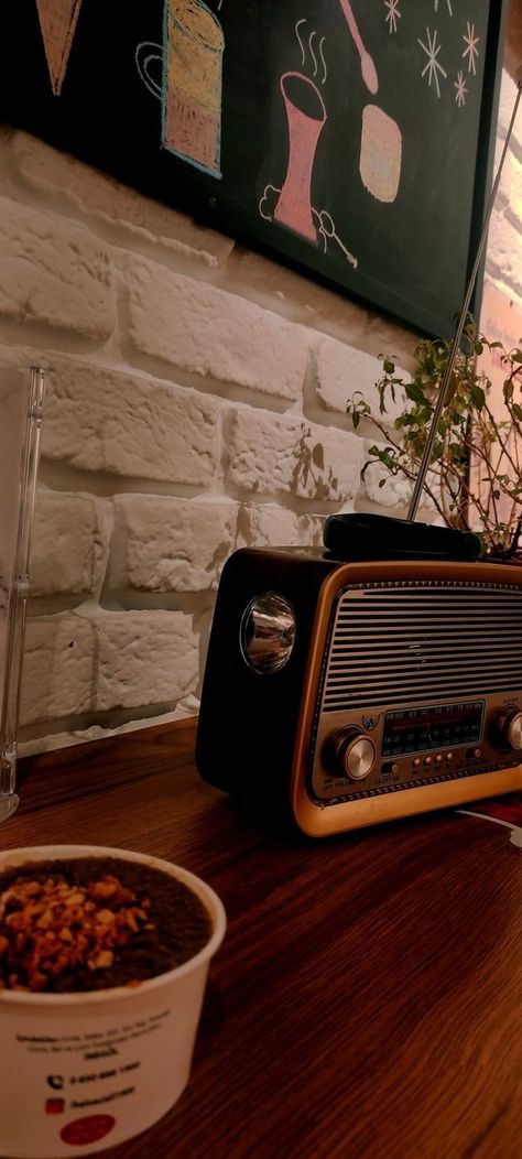 Retro Radio Aesthetic, Vintage Radio Aesthetic, Musical Wallpaper, Profile Photography, Old Radio, Army Girlfriend Pictures, Header Design, Retro Radio, Fancy Art