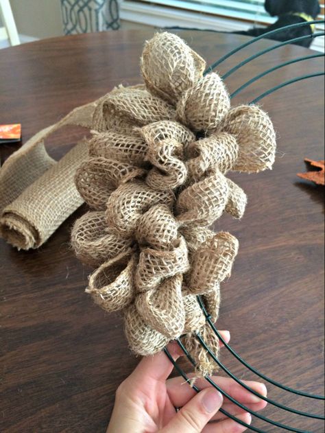 Burlap Bubble Wreath, Bubble Wreath, Dekoratívne Vence, Burlap Wreath Tutorial, Kerajinan Diy, Burlap Projects, Burlap Wreaths, Diy Burlap, Hemma Diy