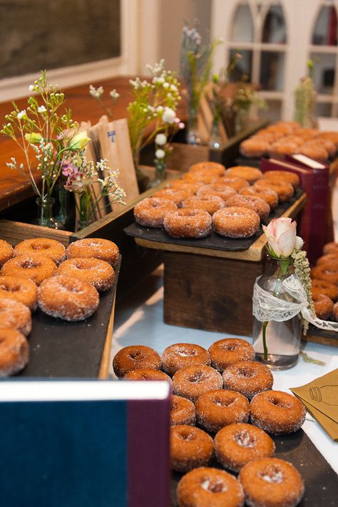 Cider Donuts Wedding, Apple Cider Bar, Cider Bar, Wedding Donuts, Donut Bar, Forest Theme Wedding, Coffee And Donuts, Wedding Display, Hot Apple Cider