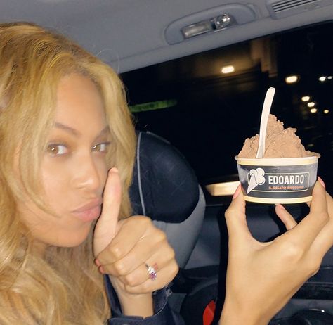 Beyonce Memes, Beyonce Fans, Queen Bee Beyonce, Beyonce Knowles Carter, Beyonce Style, Eating Ice Cream, Beyoncé Giselle Knowles-carter, Beyoncé Giselle Knowles, Beyonce And Jay Z